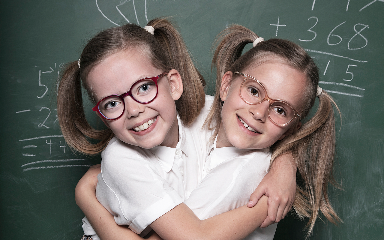 Glade barn med briller på skolen